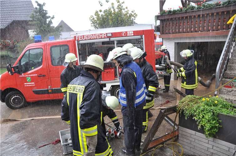Regen überflutet Land und Straßen 