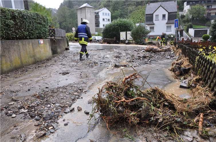 Regen überflutet Land und Straßen 