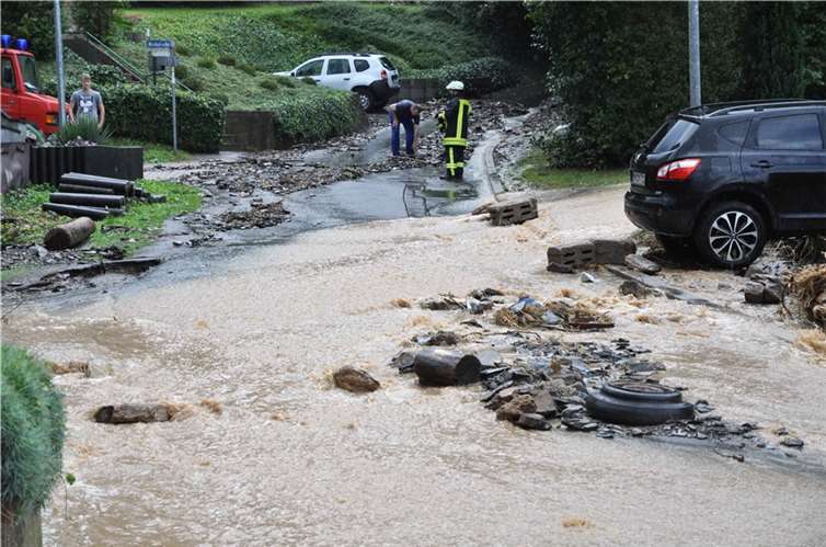 Regen überflutet Land und Straßen 