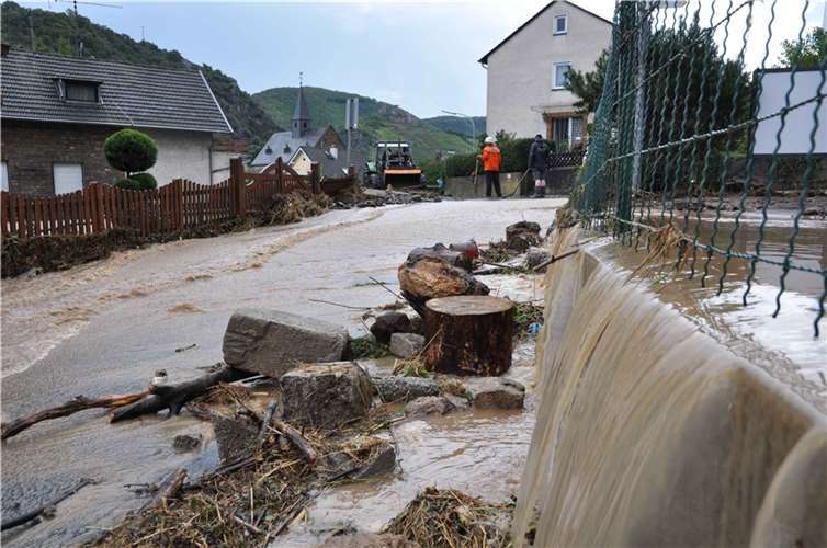 Regen überflutet Land und Straßen 