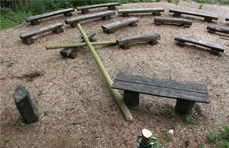 Unbekannte sägen Holzkreuz ab 