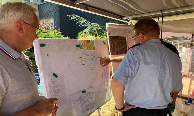 Landrat Achim Hallerbach dankt Feuerwehrleuten für „fantastische Arbeit“ 