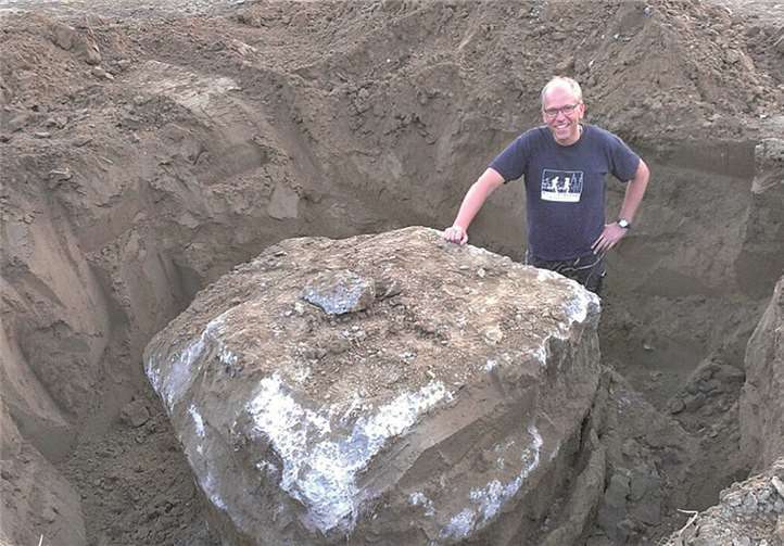 Viele Helfer verlegten Rollrasen 