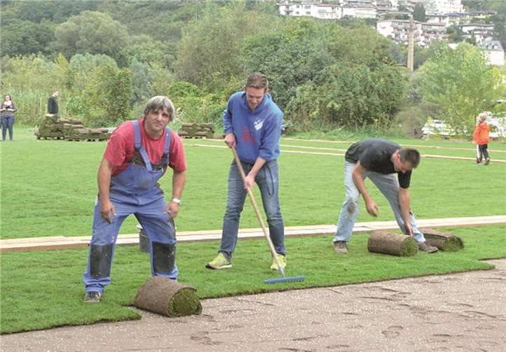 Viele Helfer verlegten Rollrasen 