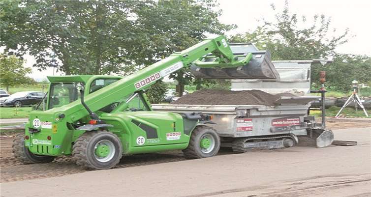 Viele Helfer verlegten Rollrasen 