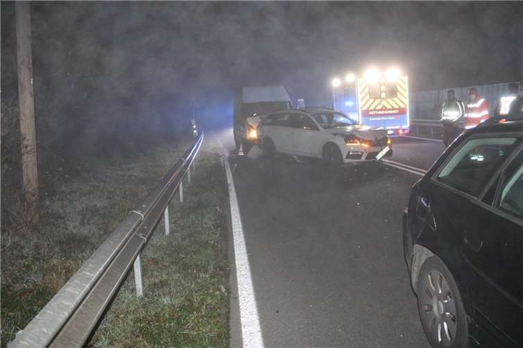Schwerer Verkehrsunfall auf der B42