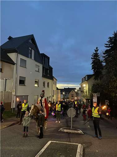Bunter Lichterzug zog durch die Straßen 