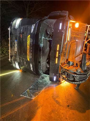 Langholztransporter auf glatter Straße umgekippt 