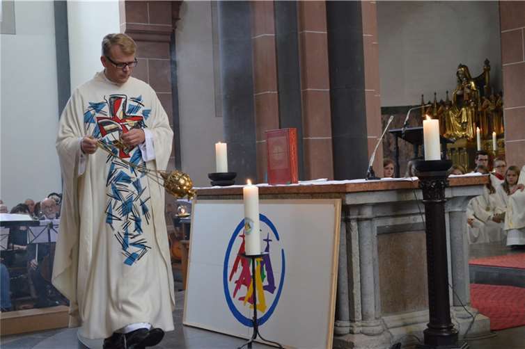 Dechant Achim Thieser übergab die Ernennungsurkunde des Bischofs 
