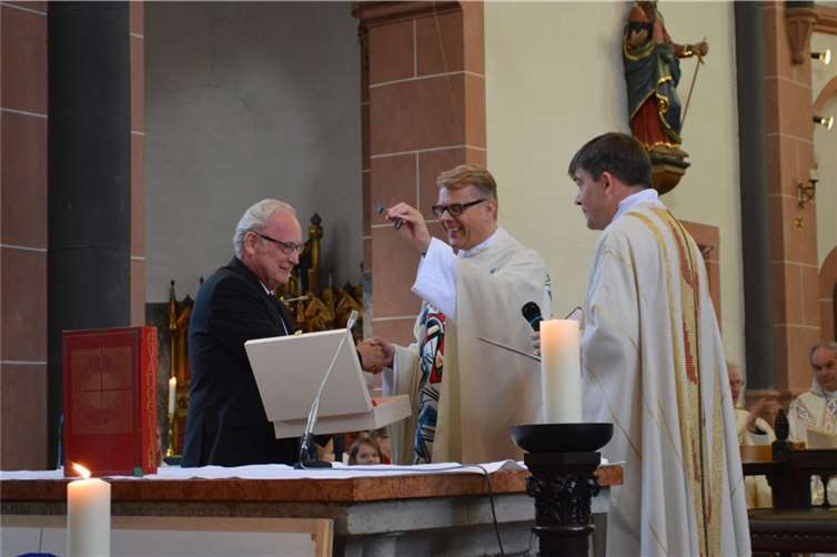 Dechant Achim Thieser übergab die Ernennungsurkunde des Bischofs 