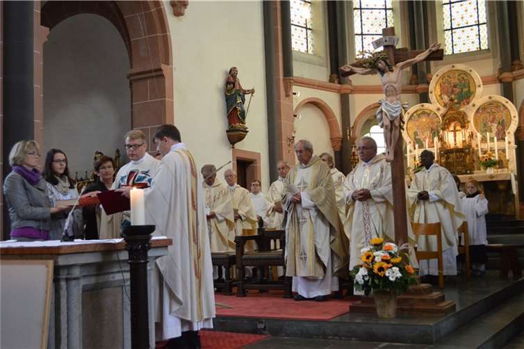 Dechant Achim Thieser übergab die Ernennungsurkunde des Bischofs 