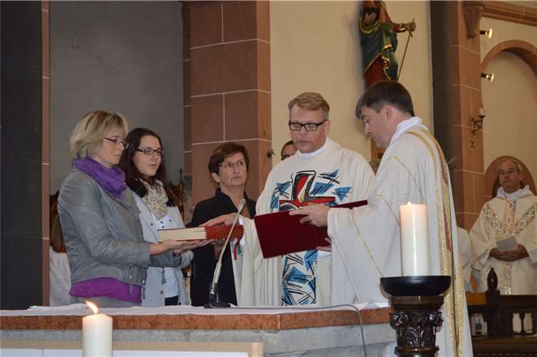 Dechant Achim Thieser übergab die Ernennungsurkunde des Bischofs 