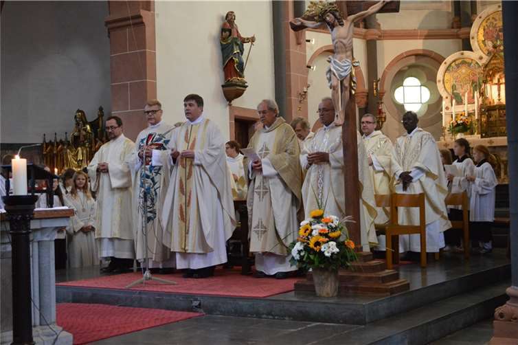 Dechant Achim Thieser übergab die Ernennungsurkunde des Bischofs 