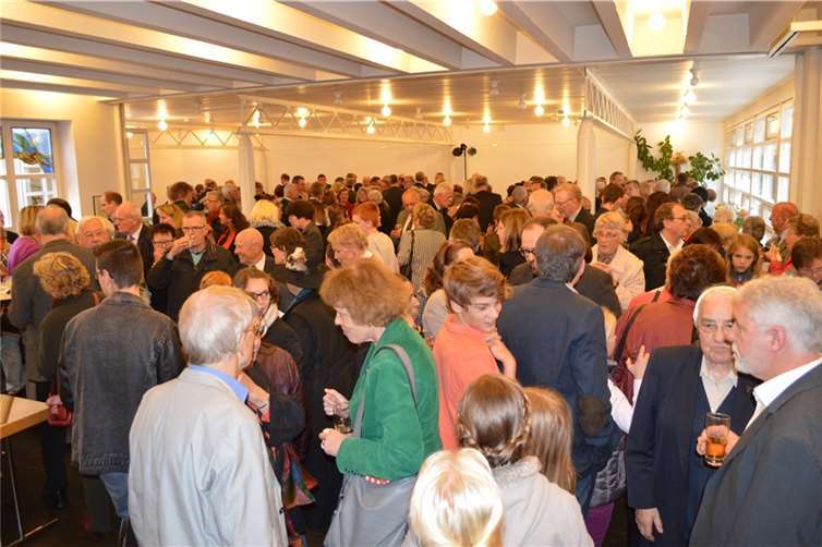 Dechant Achim Thieser übergab die Ernennungsurkunde des Bischofs 