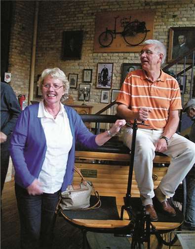 Fahrt zum Schloss Benrath mit Blick hinter die Kulissen des Schlosses 