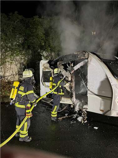 Königswinter: Wohnwagen komplett ausgebrannt Königswinter: Wohnwagen komplett ausgebrannt
