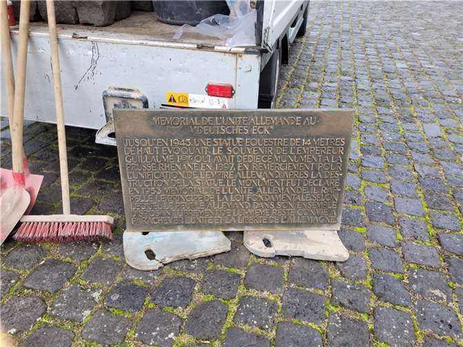 Stadt Koblenz lässt nach fast 39 Jahren französische Inschrift ersetzen 