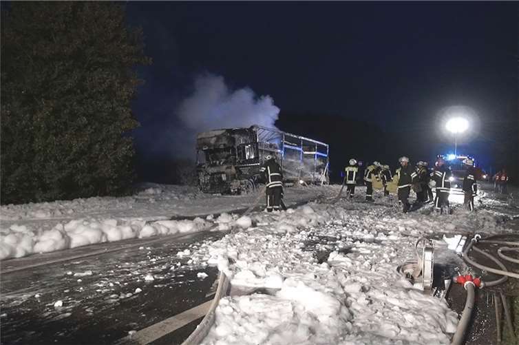 Brennender LKW fährt in letzter Minute von der A48 ab 