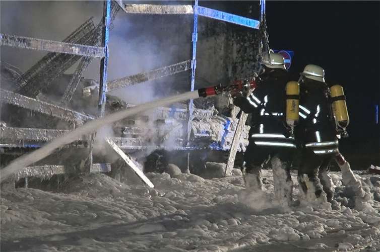 Brennender LKW fährt in letzter Minute von der A48 ab 