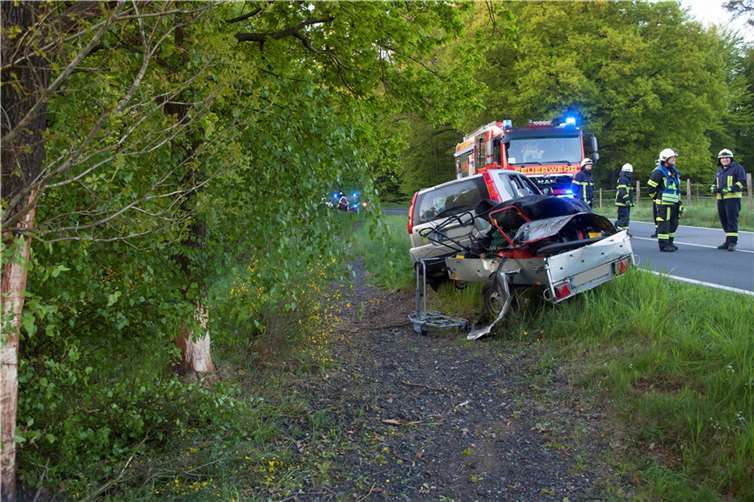 Pkw mit Anhänger kam aus noch unbekannten Gründen von der Straße ab 