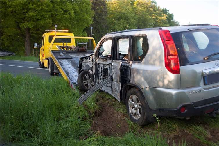 Pkw mit Anhänger kam aus noch unbekannten Gründen von der Straße ab 