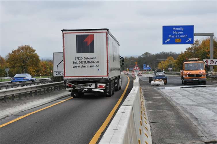 BLICK aktuell TV: PKW rast in Baustelle 