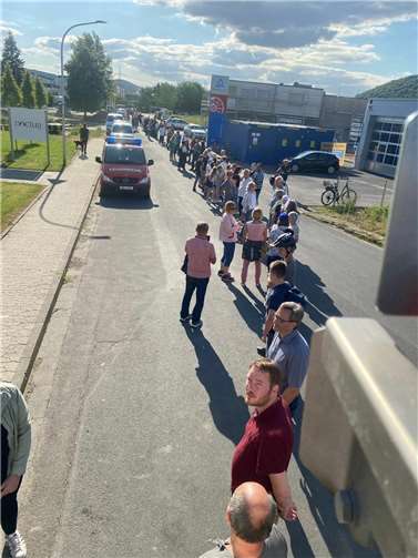 Hand in Hand im Gedenken an die Flutopfer 