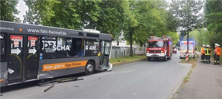 Gabelstapler kracht in Linienbus: Mehrere Menschen verletzt Gabelstapler kracht in Linienbus: Mehrere Menschen verletzt