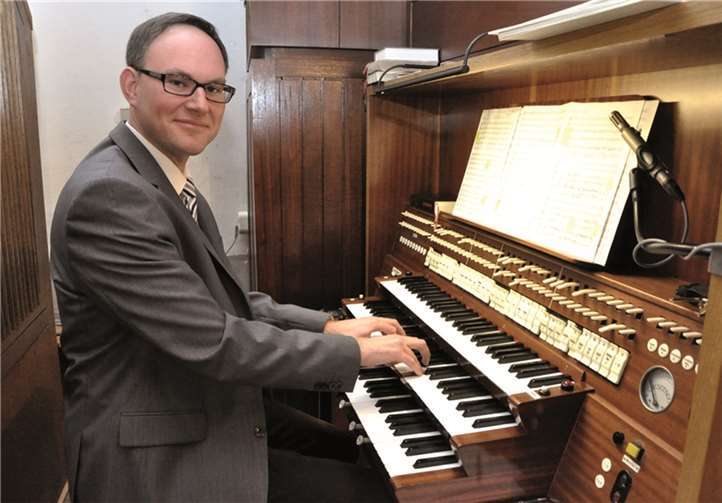 Gläubige freuen sich wieder über den Klang ihrer Orgel Gläubige freuen sich wieder über den Klang ihrer Orgel