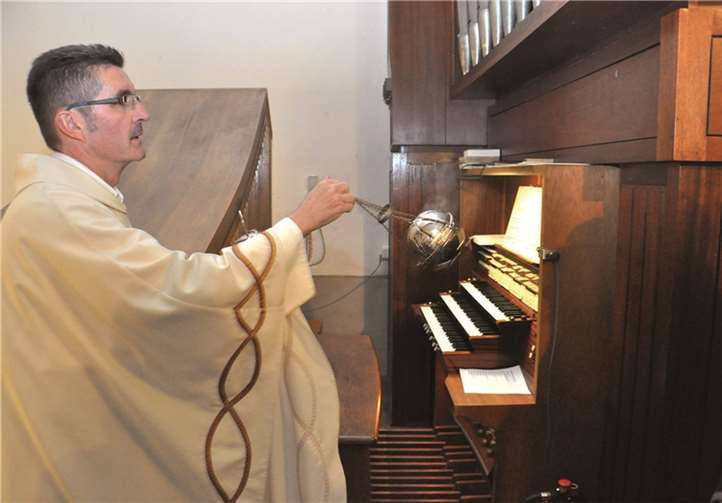 Gläubige freuen sich wieder über den Klang ihrer Orgel Gläubige freuen sich wieder über den Klang ihrer Orgel
