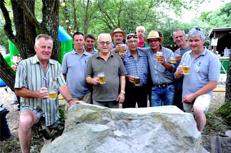 Steinmetze hämmern und feiern an historischer Stätte 