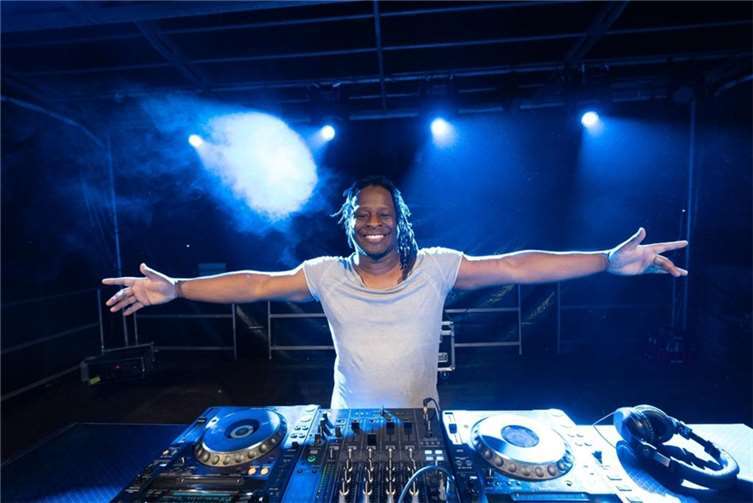 90er Hits und Feuerwerk – es wurde getanzt bis es kracht 