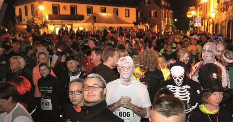 Gruselmonster und Kürbisköpfe liefen durch die Straßen