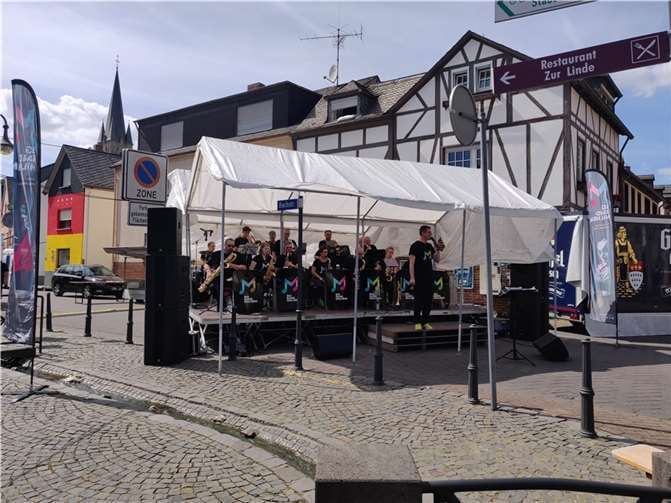 Dank tatkräftiger Unterstützung stand der Kirmesbaum nach knapp zehn Minuten Dank tatkräftiger Unterstützung stand der Kirmesbaum nach knapp zehn Minuten