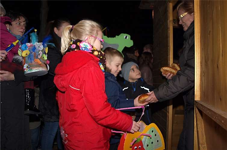 Die Kinderaugen leuchteten so hell wie die Laternen