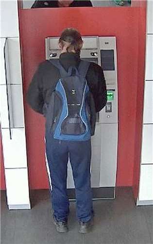 Unbekannter unterschlägt Geld aus Geldautomat 
