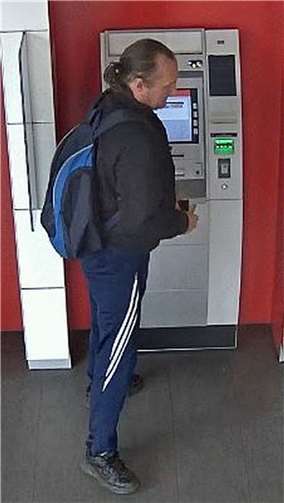 Unbekannter unterschlägt Geld aus Geldautomat 