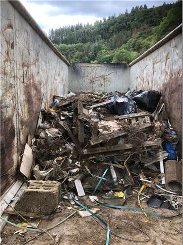 Erfolgreiche Ahrufer- und Flussbettreinigung in Schuld 