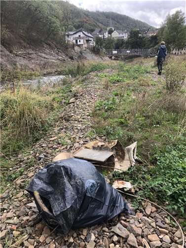 Erfolgreiche Ahrufer- und Flussbettreinigung in Schuld 