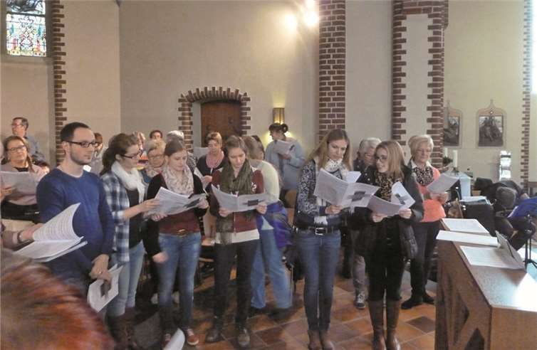 Kirchenchor füllte den Raum mit Leben
