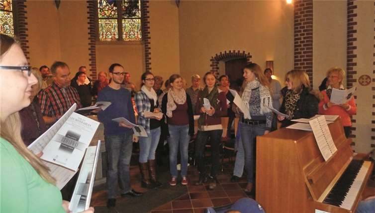 Kirchenchor füllte den Raum mit Leben 