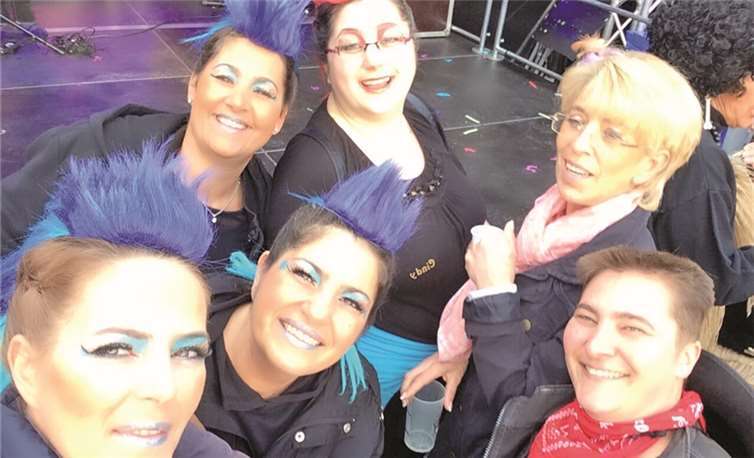 Möhnen feiern Session Eröffnung mit Sektempfang bei Obermöhn 