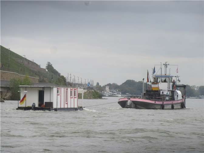 Hausboot fuhr sich auf Rhein fest
