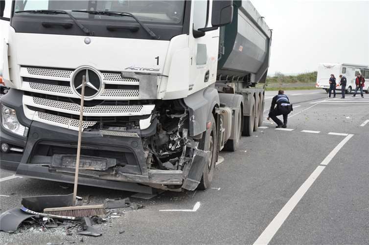 Schwerer Verkehrsunfall auf B256 bei Kruft 