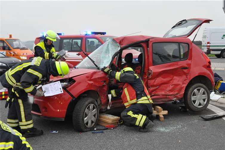 Schwerer Verkehrsunfall auf B256 bei Kruft 