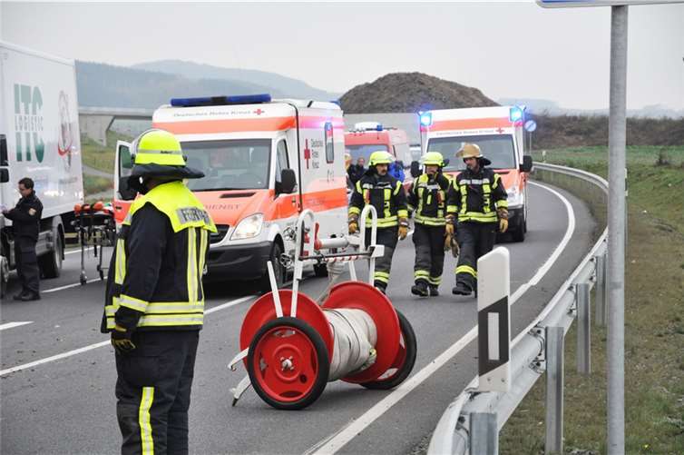 Schwerer Verkehrsunfall auf B256 bei Kruft 