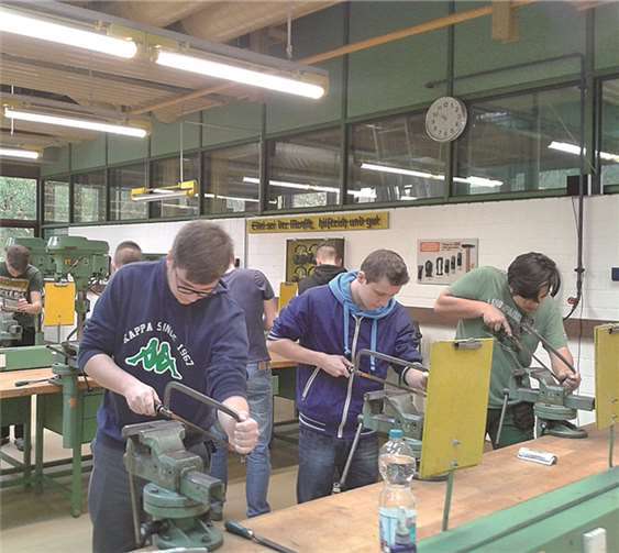 Abschlussklassen besuchen Fachmesse für Ausbildung und Studium 