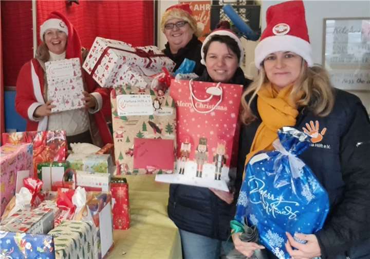 Weihnachtswunschbaum bringt Kinderherzen zum Leuchten 