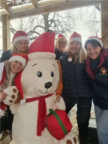 Weihnachtswunschbaum bringt Kinderherzen zum Leuchten 