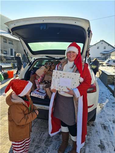 Weihnachtswunschbaum bringt Kinderherzen zum Leuchten 